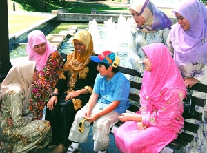 Brimming with curiosity, university students
in Brunei question a visitor from Australia