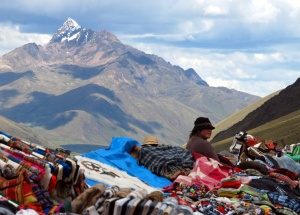 Imagine commuting to work at 14,200 feet
(4,335 meters) above sea level. These women
do it daily, setting up their clothing market at
Peru's Abra La Raya mountain pass.